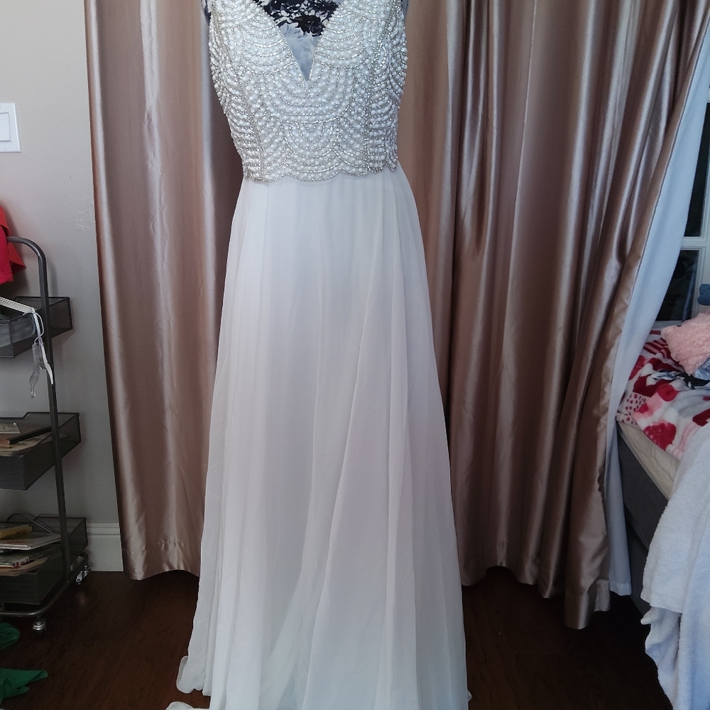 Speechless White flowed dress size 11 all occasion